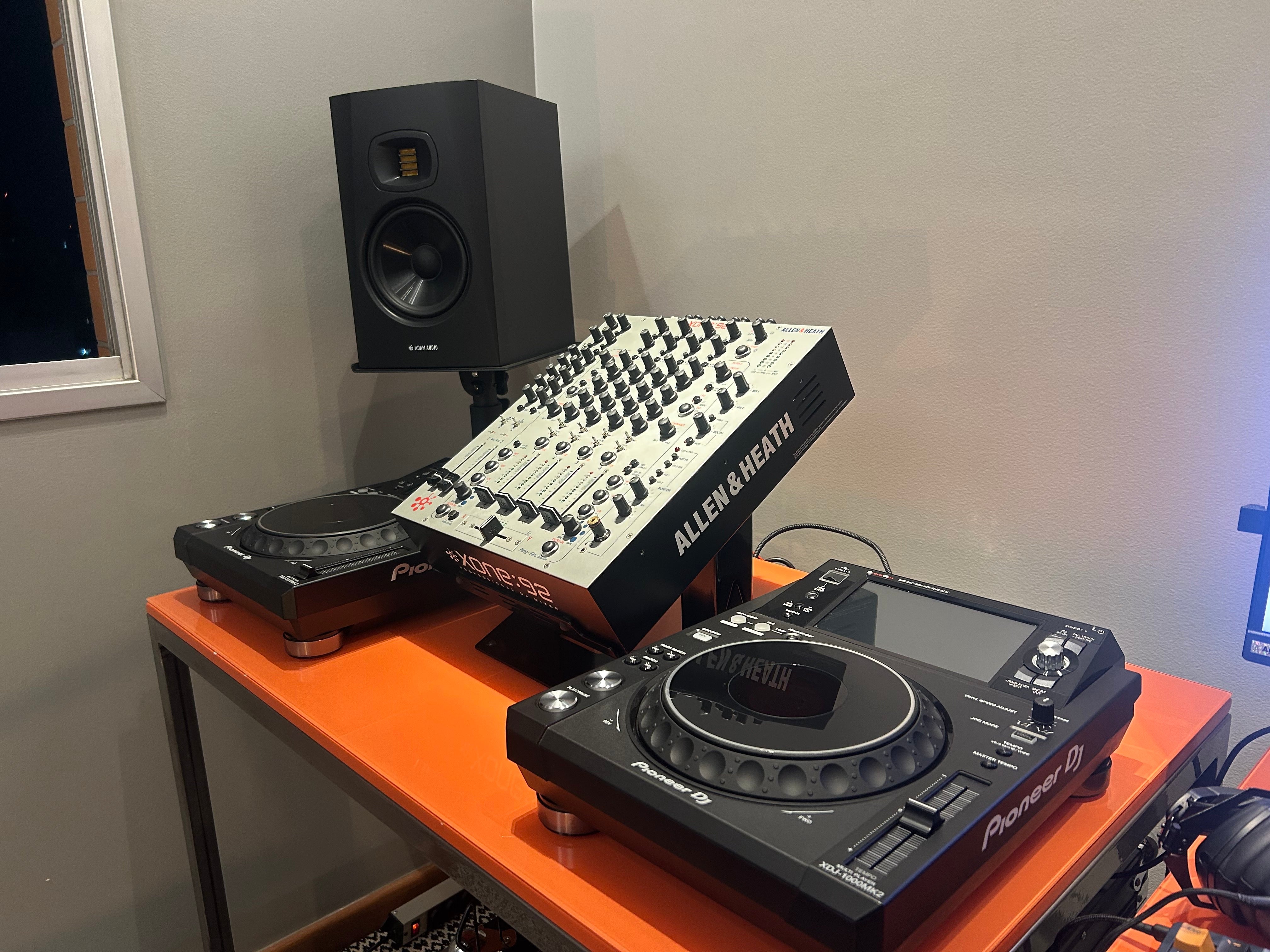 Apache Warthog 16" DJ Mixer & Synth Stand