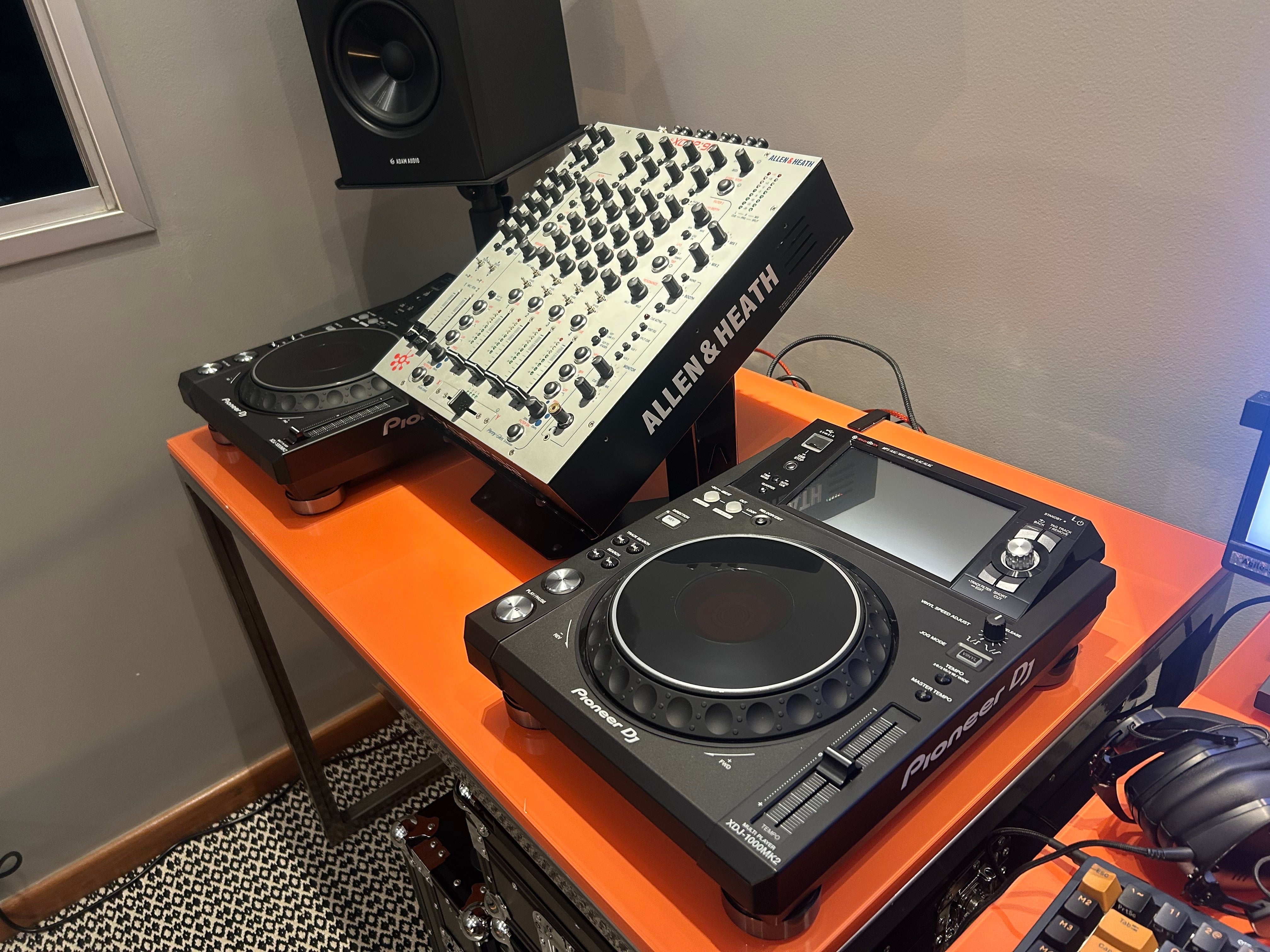 Apache Warthog 16" DJ Mixer & Synth Stand