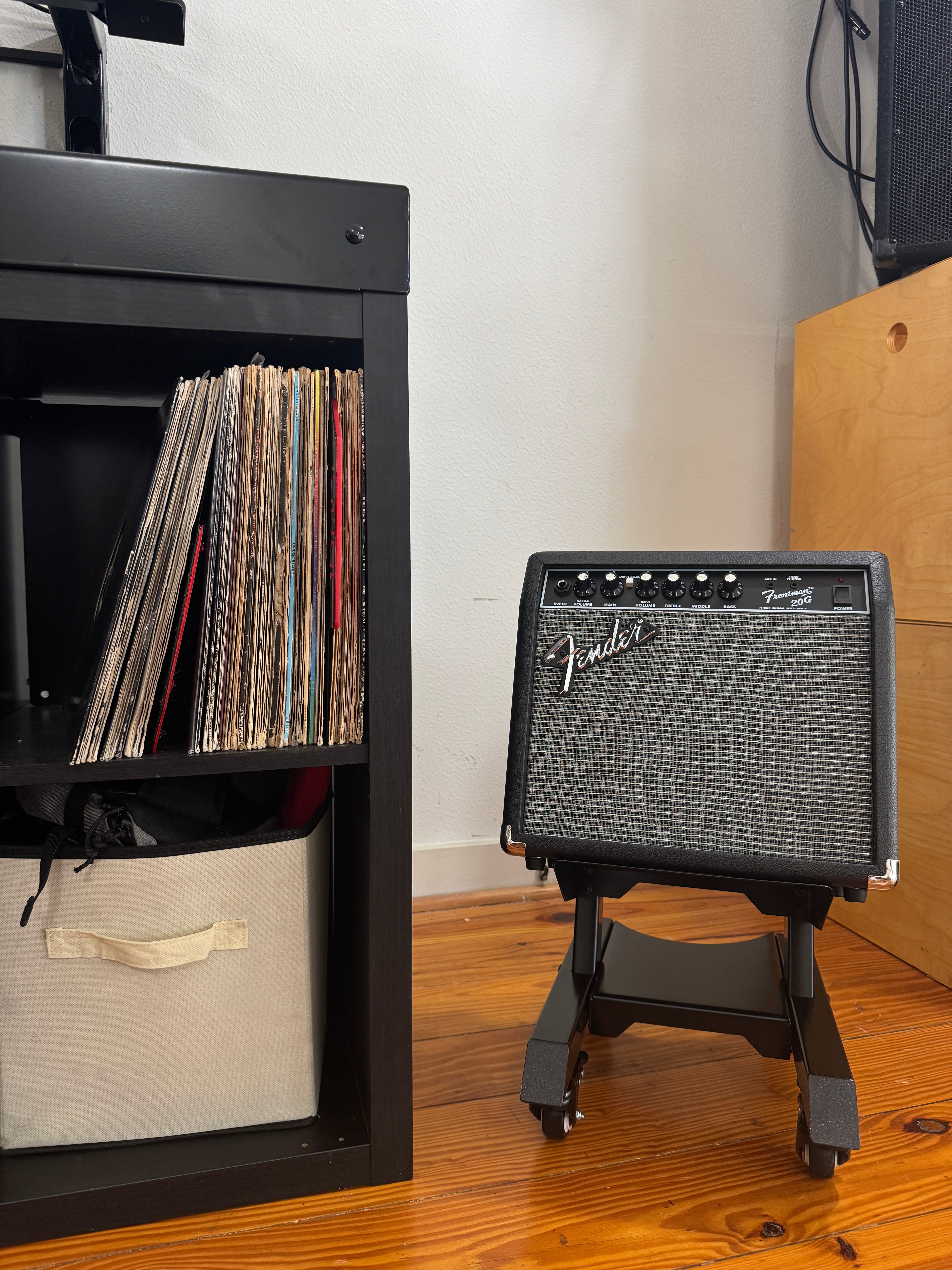Apache Roadie Rolling Amp Stand