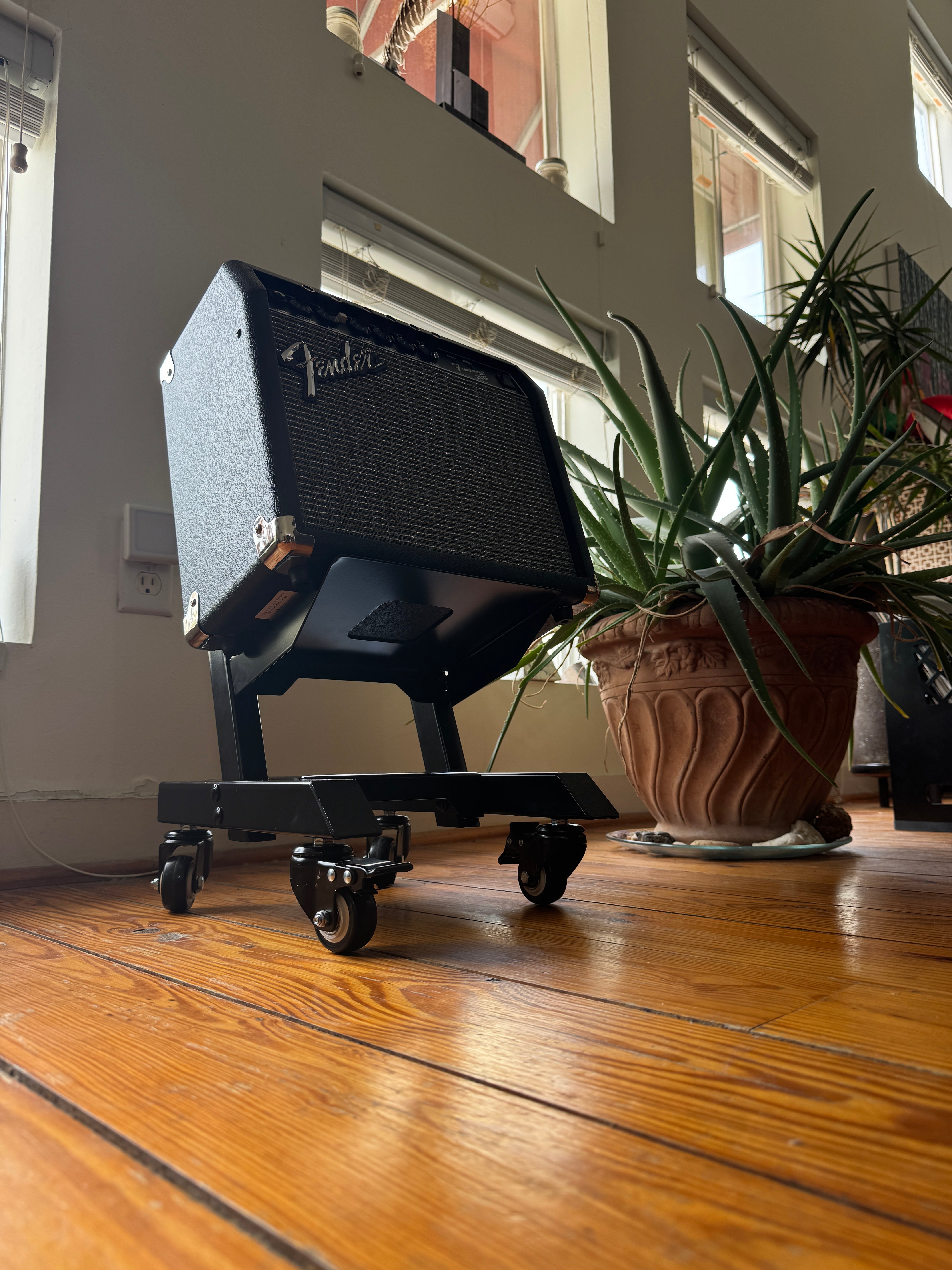 Apache Roadie Rolling Amp Stand