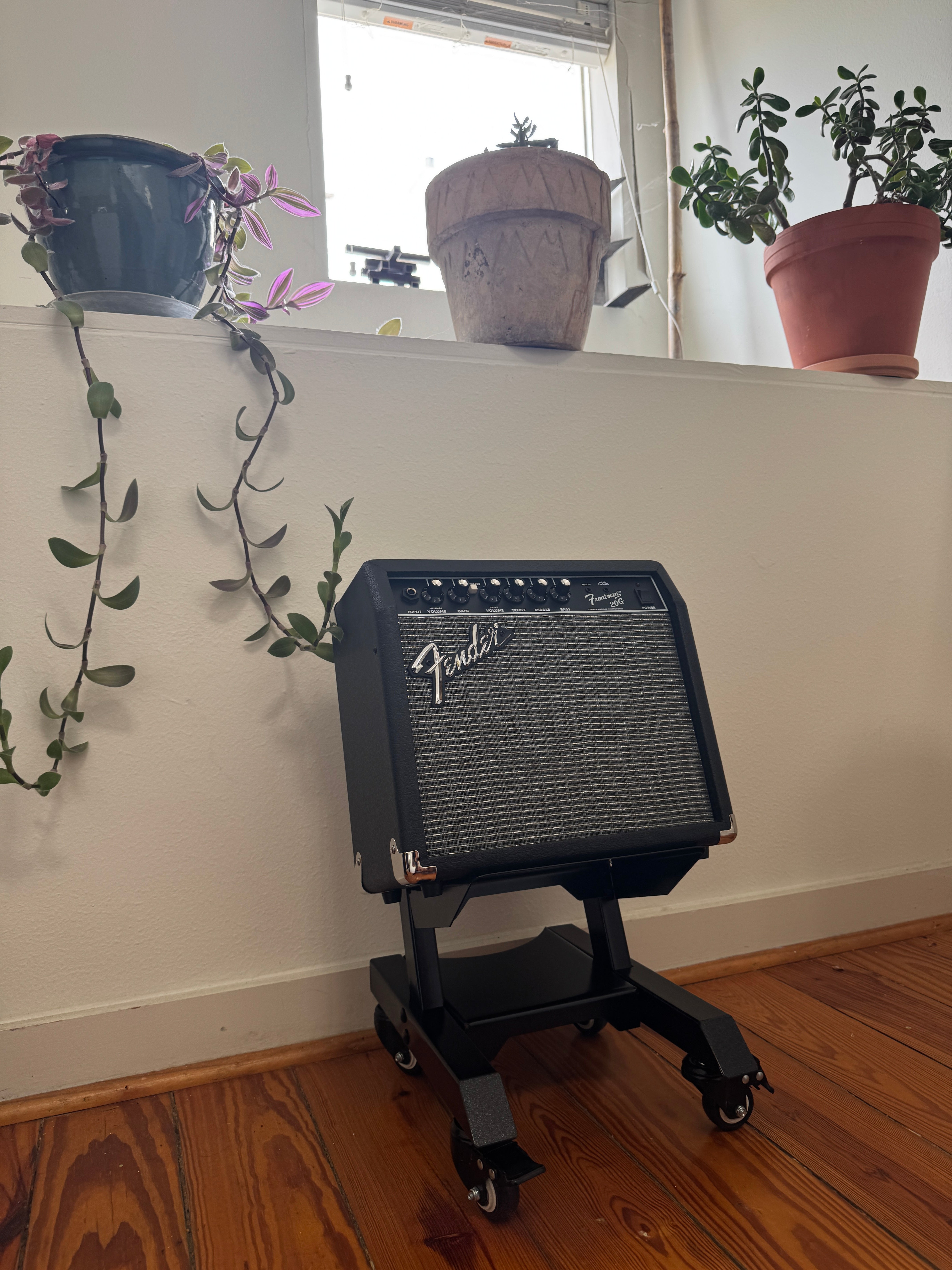 Apache Roadie Rolling Amp Stand