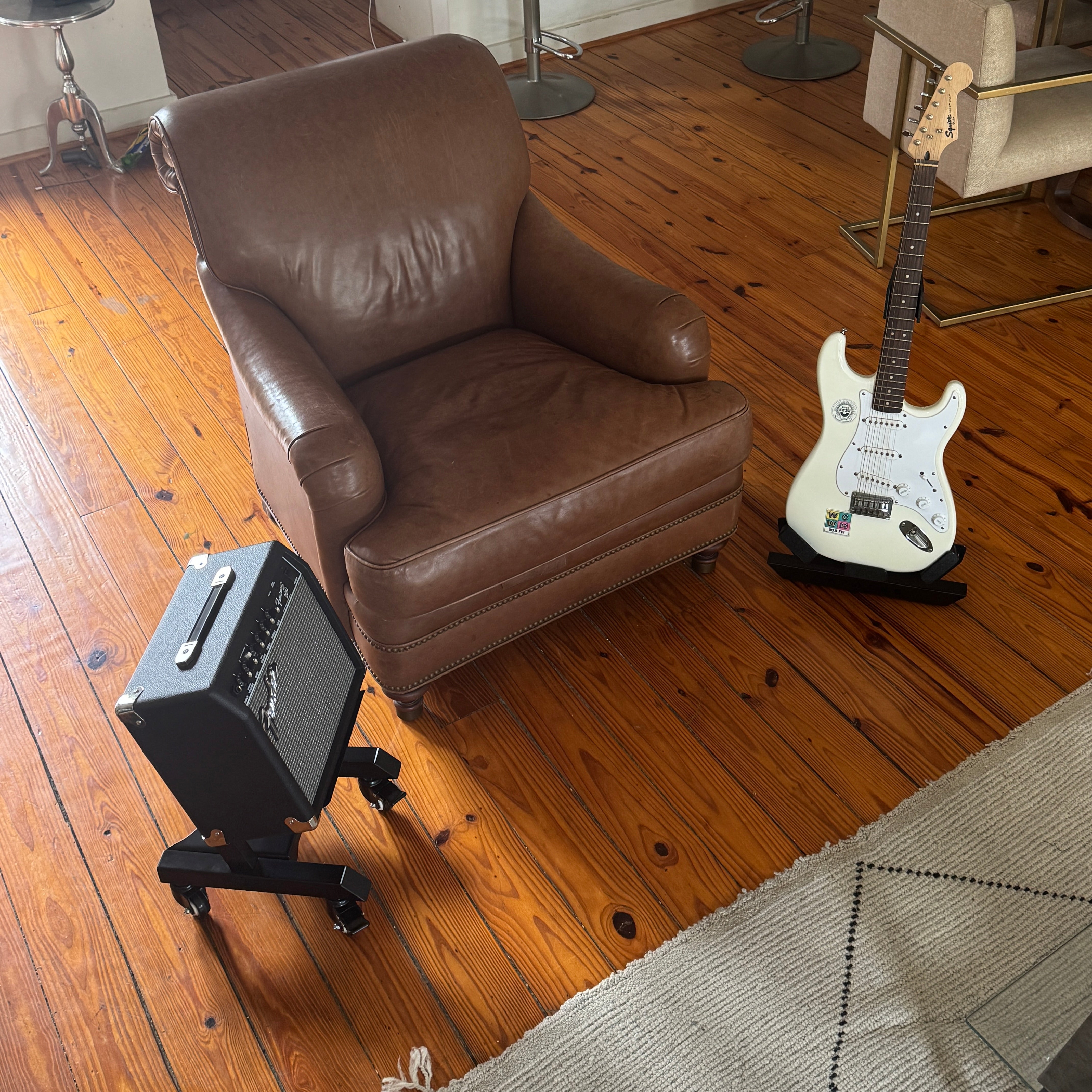 Apache Roadie Rolling Amp Stand
