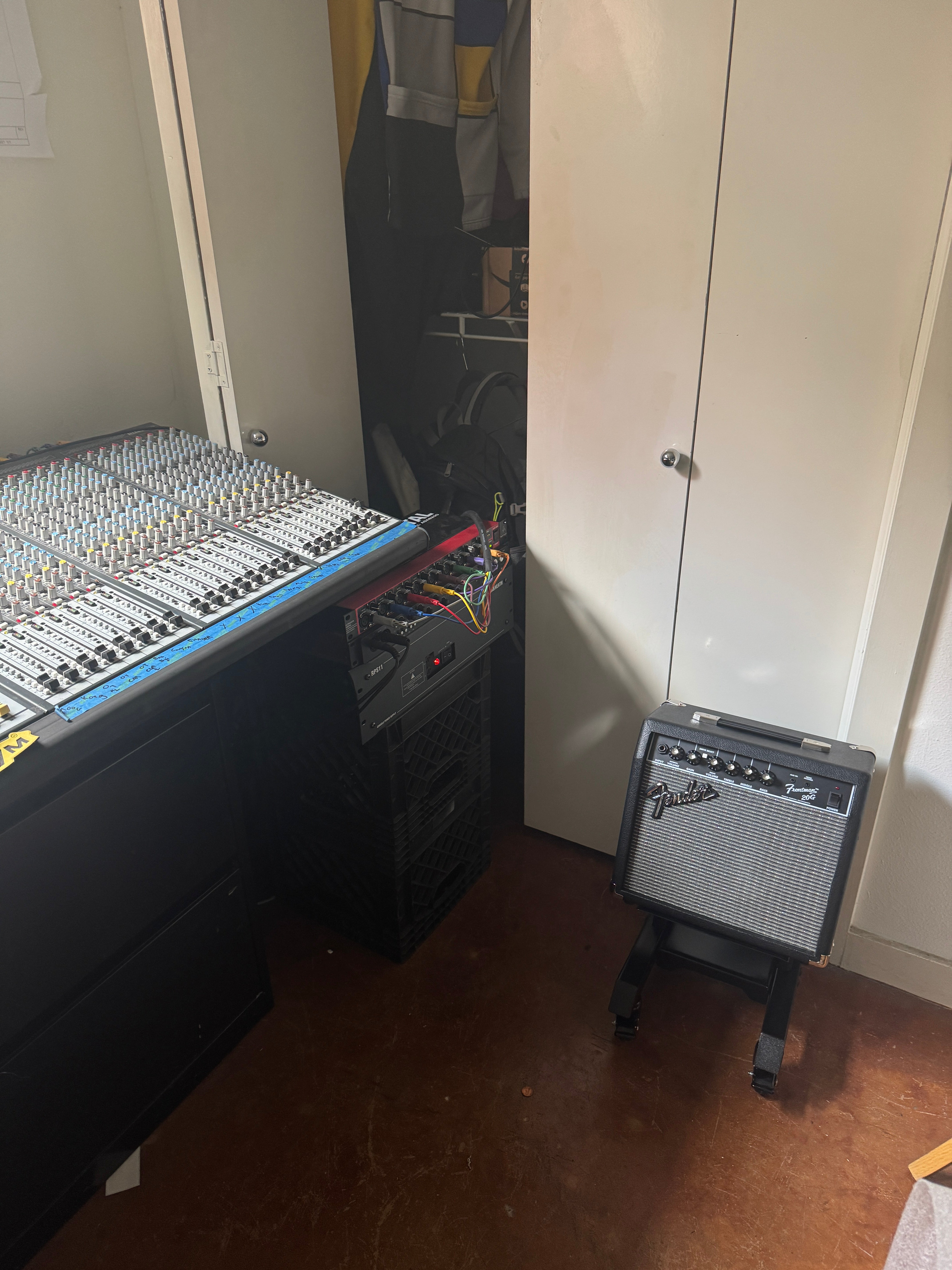 Apache Roadie Rolling Amp Stand
