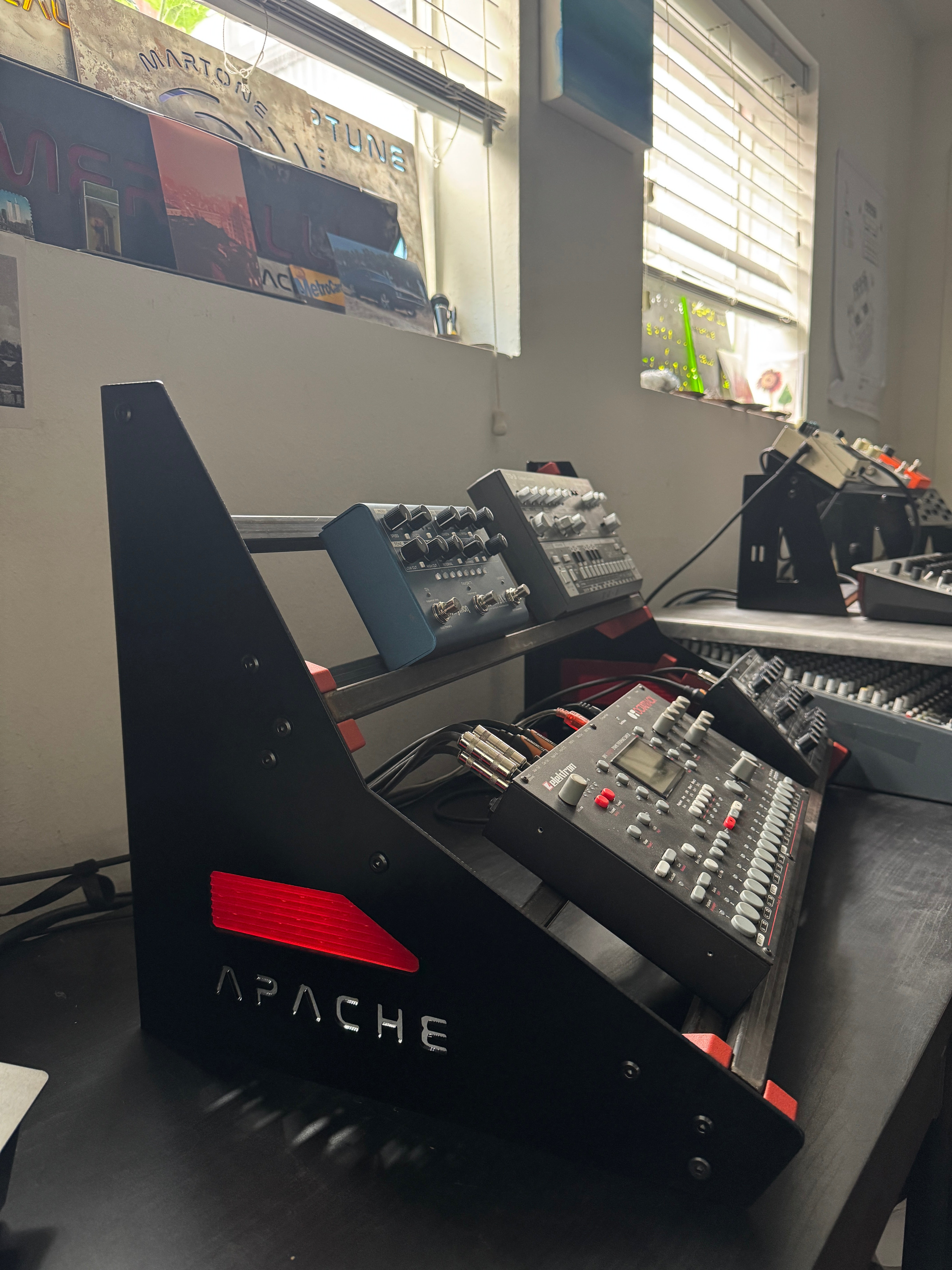 Apache Boomerang 2-Tier Synthesizer Rack