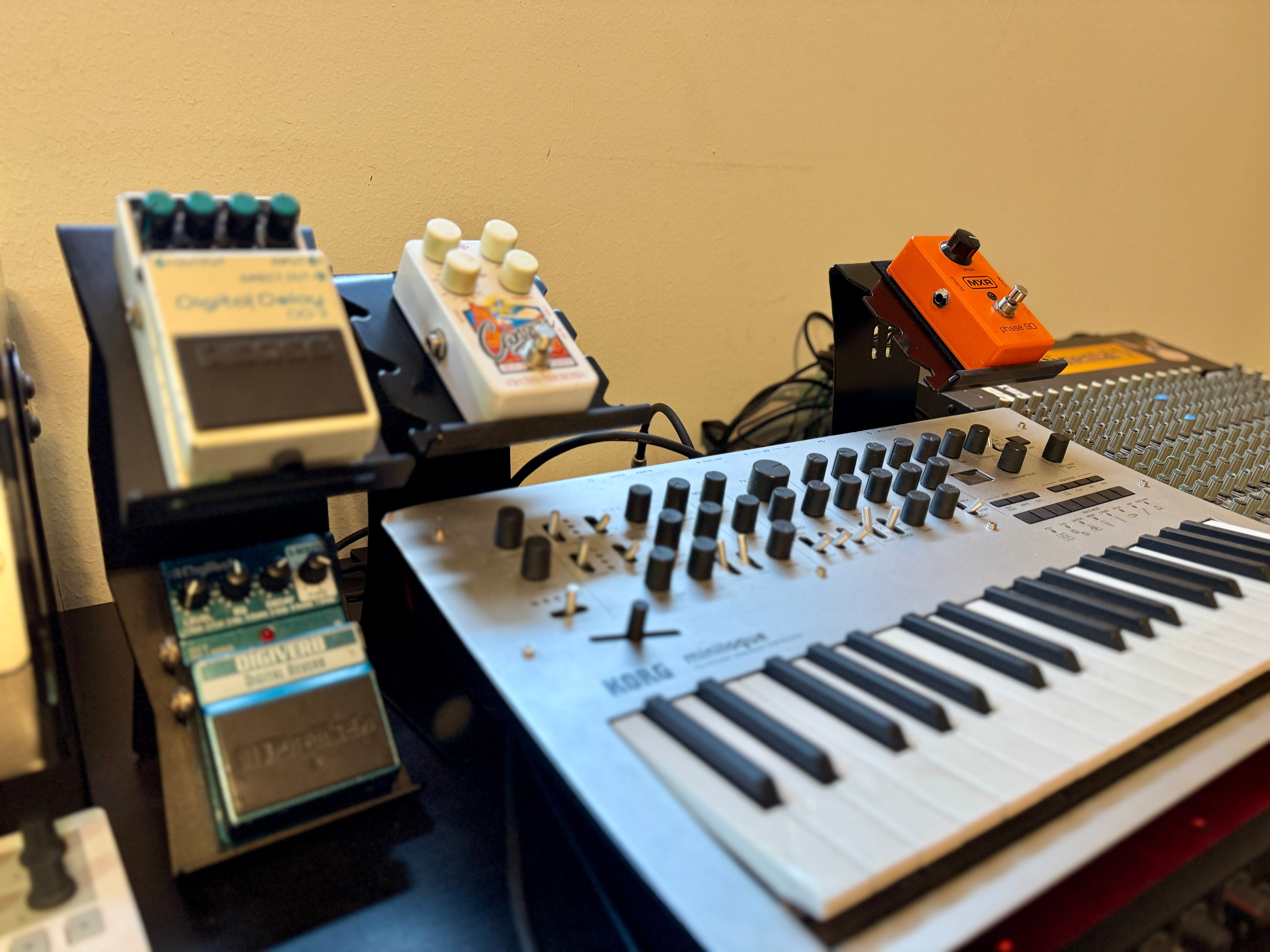 Apache SFX Elevated Pedal Stand