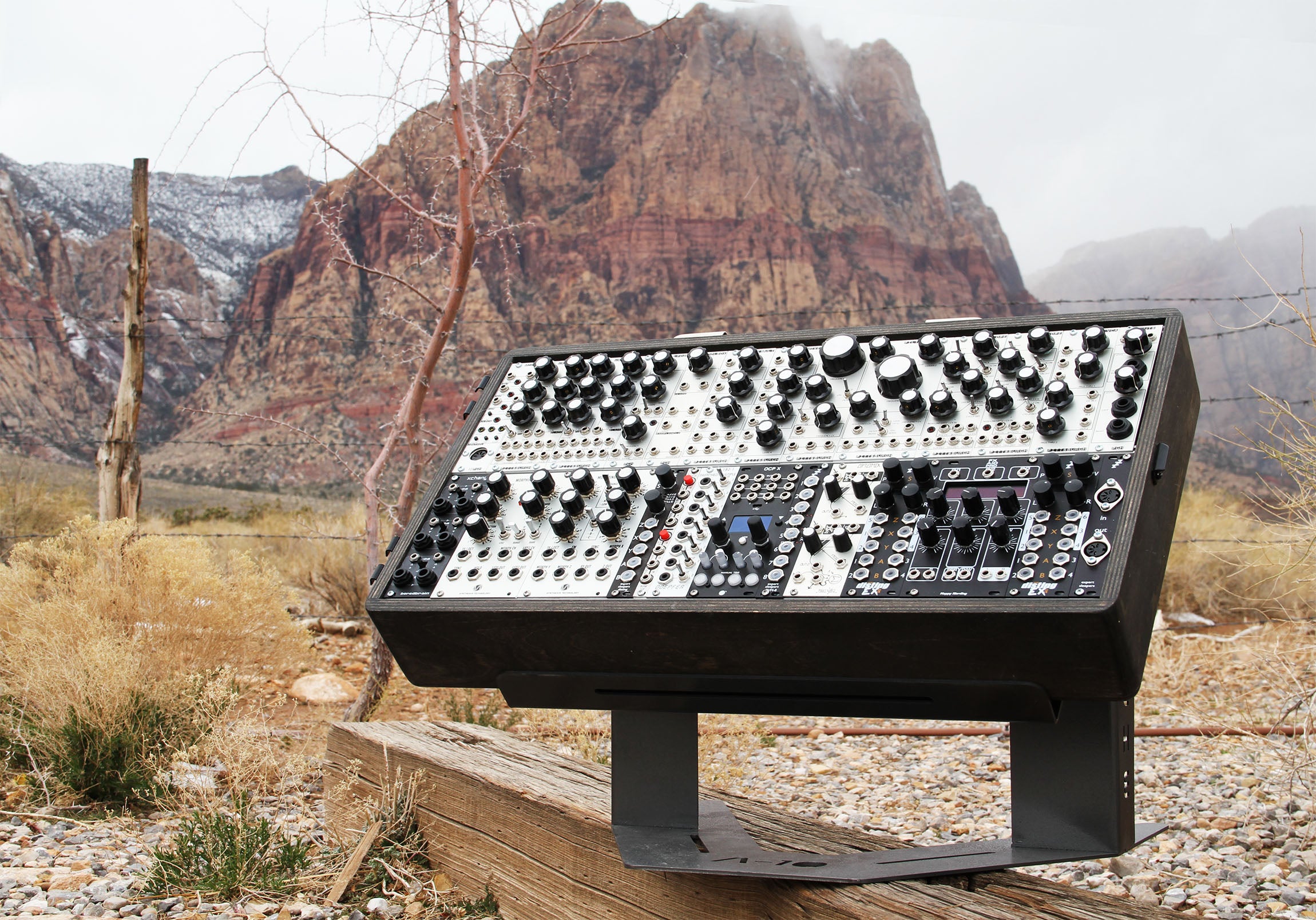 Apache Warthog 16" DJ Mixer & Synth Stand