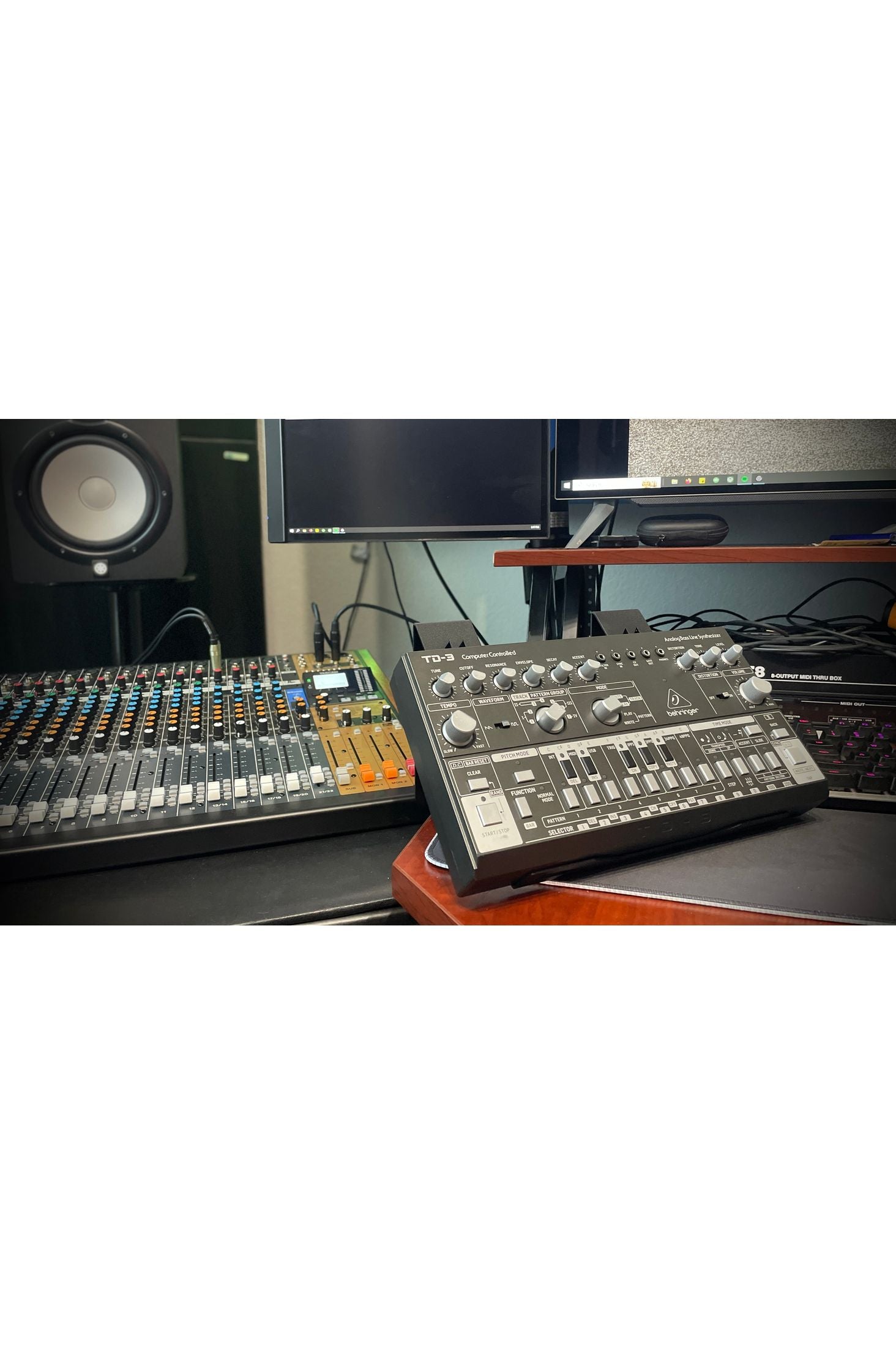 Apache SawWave Synth Stand (9")